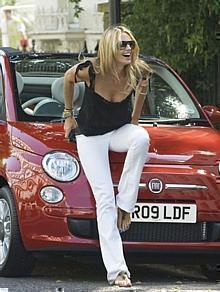 Supermodel Elle Macpherson und der Fiat 500C.